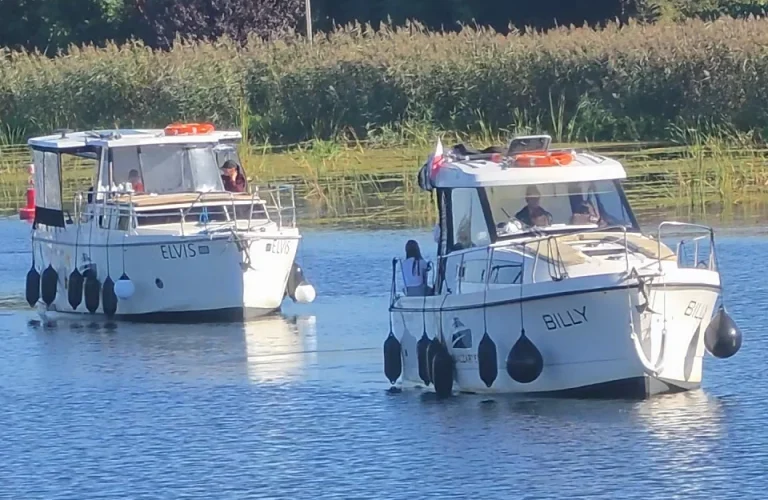 Houseboaty Elvis i Billy płynące razem po Pętli Żuławskiej